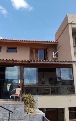 Casa à venda com 350m², 3 quartos e 3 vagas Casa à venda com 350m², 3 quartos e 3 vagasFachada