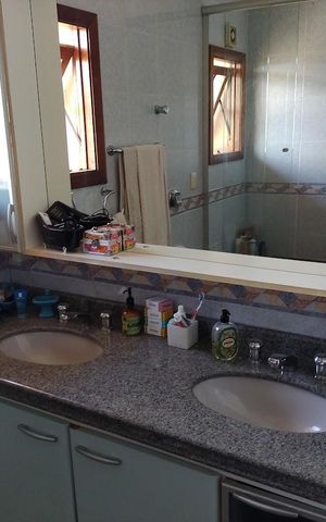 Casa à venda com 350m², 3 quartos e 3 vagas Casa à venda com 350m², 3 quartos e 3 vagasBanheiro