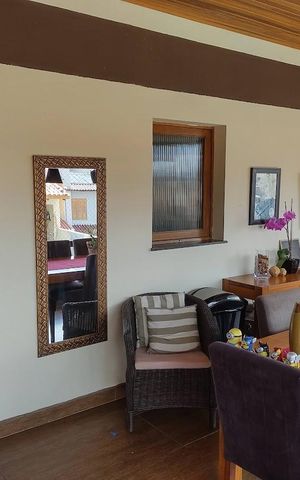 Casa à venda com 350m², 3 quartos e 3 vagas Casa à venda com 350m², 3 quartos e 3 vagasVaranda