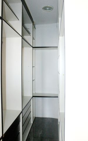 Casa à venda com 247m², 5 quartos e 2 vagasCloset da Suíte