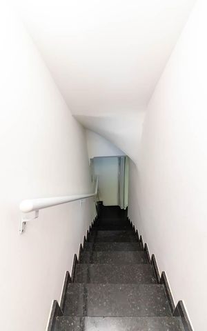 Casa de condomínio para alugar com 100m², 3 quartos e 2 vagas Casa de condomínio para alugar com 100m², 3 quartos e 2 vagasEscada