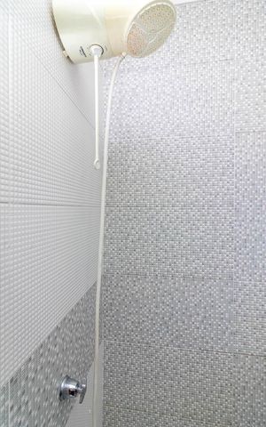 Casa de condomínio para alugar com 100m², 3 quartos e 2 vagas Casa de condomínio para alugar com 100m², 3 quartos e 2 vagasBanheiro da Suíte 1
