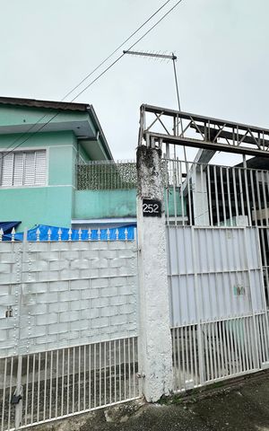 Casa à venda com 323m², 3 quartos e 10 vagas Casa à venda com 323m², 3 quartos e 10 vagasFachada