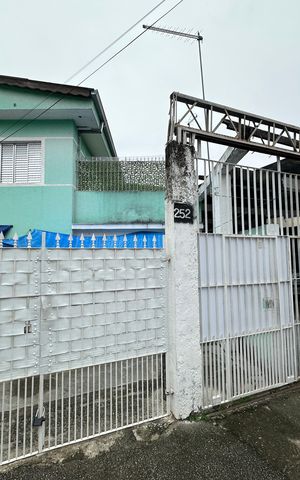 Casa à venda com 323m², 3 quartos e 10 vagas Casa à venda com 323m², 3 quartos e 10 vagasFachada