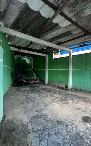 Casa à venda com 323m², 3 quartos e 10 vagas Casa à venda com 323m², 3 quartos e 10 vagasGaragem