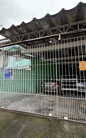Casa à venda com 323m², 3 quartos e 10 vagas Casa à venda com 323m², 3 quartos e 10 vagasFachada