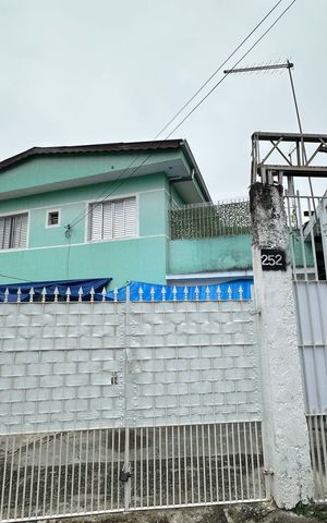 Casa à venda com 323m², 3 quartos e 10 vagas Casa à venda com 323m², 3 quartos e 10 vagasFachada