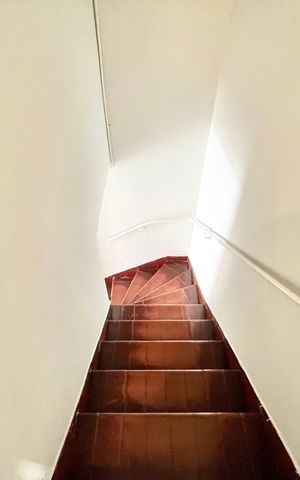 Casa à venda com 55m², 2 quartos e 1 vagaEscada