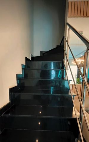 Casa à venda com 85m², 2 quartos e 2 vagas Casa à venda com 85m², 2 quartos e 2 vagasEscada
