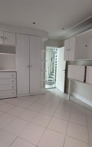 Casa de condomínio à venda com 580m², 6 quartos e 4 vagas Casa de condomínio à venda com 580m², 6 quartos e 4 vagasQuarto 4