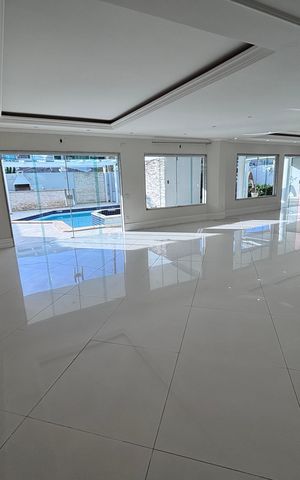 Casa de condomínio à venda com 580m², 6 quartos e 4 vagas Casa de condomínio à venda com 580m², 6 quartos e 4 vagasSala