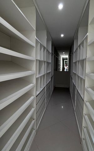 Casa de condomínio à venda com 580m², 6 quartos e 4 vagas Casa de condomínio à venda com 580m², 6 quartos e 4 vagasCloset do quarto 5