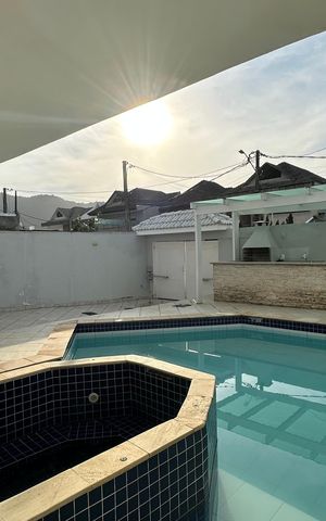 Casa de condomínio à venda com 580m², 6 quartos e 4 vagas Casa de condomínio à venda com 580m², 6 quartos e 4 vagasÁrea externa