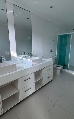Casa de condomínio à venda com 580m², 6 quartos e 4 vagas Casa de condomínio à venda com 580m², 6 quartos e 4 vagasBanheiro do quarto 5