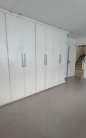 Casa de condomínio à venda com 580m², 6 quartos e 4 vagas Casa de condomínio à venda com 580m², 6 quartos e 4 vagasQuarto 6