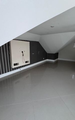 Casa de condomínio à venda com 580m², 6 quartos e 4 vagas Casa de condomínio à venda com 580m², 6 quartos e 4 vagasSótão