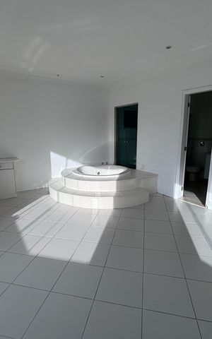 Casa de condomínio à venda com 580m², 6 quartos e 4 vagas Casa de condomínio à venda com 580m², 6 quartos e 4 vagasQuarto 2