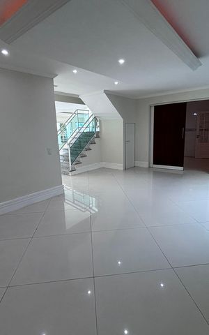 Casa de condomínio à venda com 580m², 6 quartos e 4 vagas Casa de condomínio à venda com 580m², 6 quartos e 4 vagasSala íntima