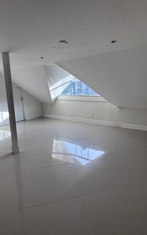 Casa de condomínio à venda com 580m², 6 quartos e 4 vagas Casa de condomínio à venda com 580m², 6 quartos e 4 vagasSótão