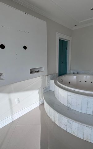 Casa de condomínio à venda com 580m², 6 quartos e 4 vagas Casa de condomínio à venda com 580m², 6 quartos e 4 vagasQuarto 5