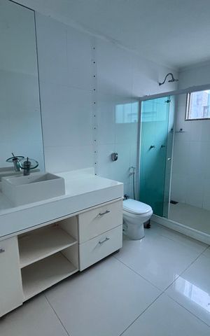 Casa de condomínio à venda com 580m², 6 quartos e 4 vagas Casa de condomínio à venda com 580m², 6 quartos e 4 vagasBanheiro do quarto 6