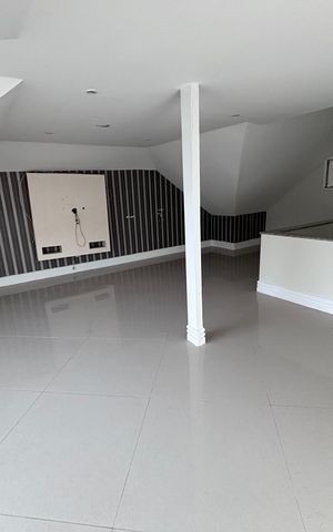 Casa de condomínio à venda com 580m², 6 quartos e 4 vagas Casa de condomínio à venda com 580m², 6 quartos e 4 vagasSótão