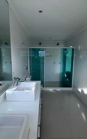 Casa de condomínio à venda com 580m², 6 quartos e 4 vagas Casa de condomínio à venda com 580m², 6 quartos e 4 vagasBanheiro do quarto 5