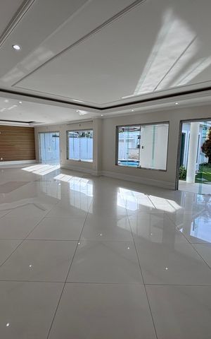 Casa de condomínio à venda com 580m², 6 quartos e 4 vagas Casa de condomínio à venda com 580m², 6 quartos e 4 vagasSala