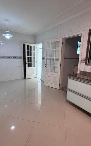 Casa de condomínio à venda com 580m², 6 quartos e 4 vagas Casa de condomínio à venda com 580m², 6 quartos e 4 vagasCozinha
