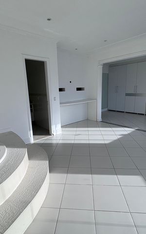 Casa de condomínio à venda com 580m², 6 quartos e 4 vagas Casa de condomínio à venda com 580m², 6 quartos e 4 vagasQuarto 2