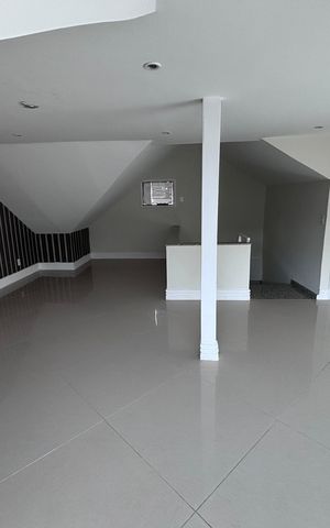 Casa de condomínio à venda com 580m², 6 quartos e 4 vagas Casa de condomínio à venda com 580m², 6 quartos e 4 vagasSótão