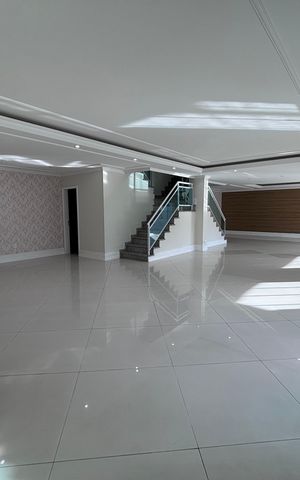 Casa de condomínio à venda com 580m², 6 quartos e 4 vagas Casa de condomínio à venda com 580m², 6 quartos e 4 vagasSala