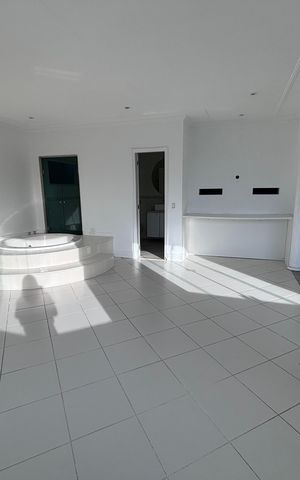 Casa de condomínio à venda com 580m², 6 quartos e 4 vagas Casa de condomínio à venda com 580m², 6 quartos e 4 vagasQuarto 2