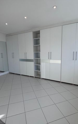 Casa de condomínio à venda com 580m², 6 quartos e 4 vagas Casa de condomínio à venda com 580m², 6 quartos e 4 vagasQuarto 2