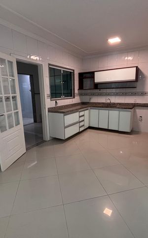 Casa de condomínio à venda com 580m², 6 quartos e 4 vagas Casa de condomínio à venda com 580m², 6 quartos e 4 vagasCozinha