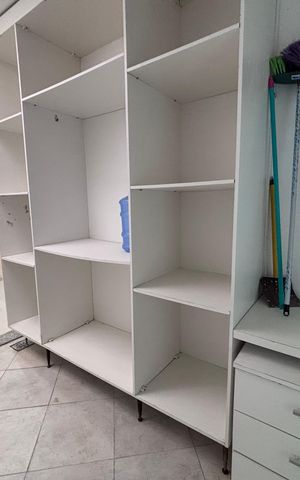 Casa de condomínio à venda com 580m², 6 quartos e 4 vagas Casa de condomínio à venda com 580m², 6 quartos e 4 vagasÁrea de Serviço