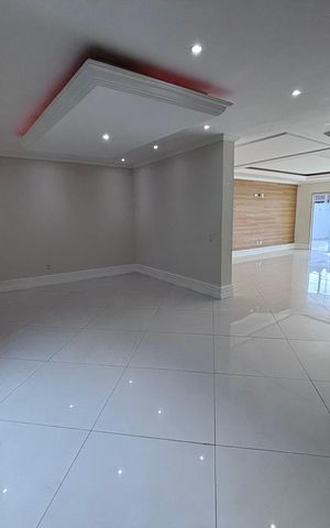 Casa de condomínio à venda com 580m², 6 quartos e 4 vagas Casa de condomínio à venda com 580m², 6 quartos e 4 vagasSala íntima