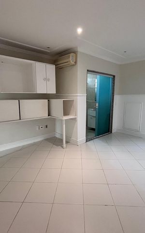 Casa de condomínio à venda com 580m², 6 quartos e 4 vagas Casa de condomínio à venda com 580m², 6 quartos e 4 vagasQuarto 4