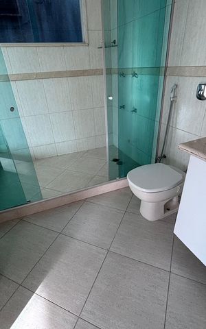 Casa de condomínio à venda com 580m², 6 quartos e 4 vagas Casa de condomínio à venda com 580m², 6 quartos e 4 vagasBanheiro do Quarto 2