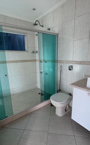 Casa de condomínio à venda com 580m², 6 quartos e 4 vagas Casa de condomínio à venda com 580m², 6 quartos e 4 vagasBanheiro do Quarto 2