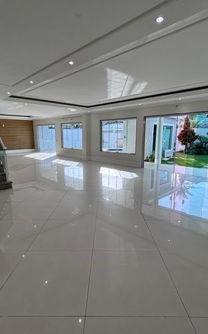 Casa de condomínio à venda com 580m², 6 quartos e 4 vagas Casa de condomínio à venda com 580m², 6 quartos e 4 vagasSala