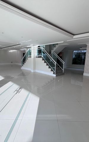 Casa de condomínio à venda com 580m², 6 quartos e 4 vagas Casa de condomínio à venda com 580m², 6 quartos e 4 vagasSala