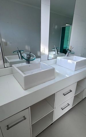 Casa de condomínio à venda com 580m², 6 quartos e 4 vagas Casa de condomínio à venda com 580m², 6 quartos e 4 vagasBanheiro do quarto 5