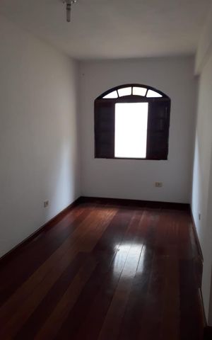 Casa à venda com 200m², 5 quartos e 2 vagas Casa à venda com 200m², 5 quartos e 2 vagasQuarto
