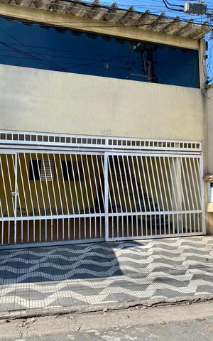 Casa à venda com 200m², 5 quartos e 2 vagas Casa à venda com 200m², 5 quartos e 2 vagasFachada