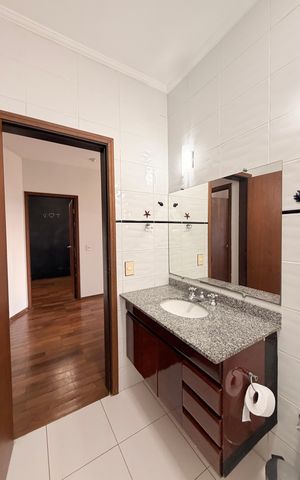 Casa de condomínio para alugar com 660m², 5 quartos e 5 vagasBanheiro Social