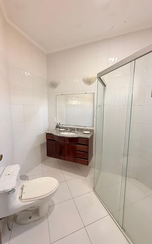 Casa de condomínio para alugar com 660m², 5 quartos e 5 vagasBanheiro da Suíte 2