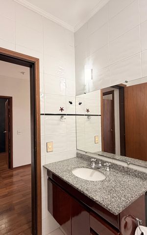 Casa de condomínio para alugar com 660m², 5 quartos e 5 vagasBanheiro Social