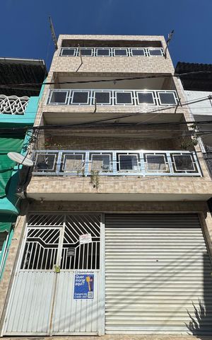 Casa à venda com 182m², 4 quartos e 2 vagas Casa à venda com 182m², 4 quartos e 2 vagasFachada com PLACA