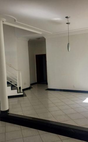 Casa para alugar com 239m², 4 quartos e 2 vagas Casa para alugar com 239m², 4 quartos e 2 vagasSala